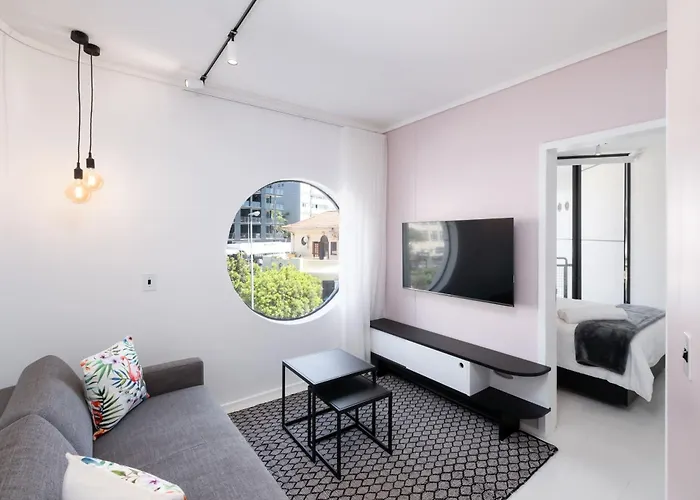 Flamingo 203: Sea Point Aprt With Mountain Views