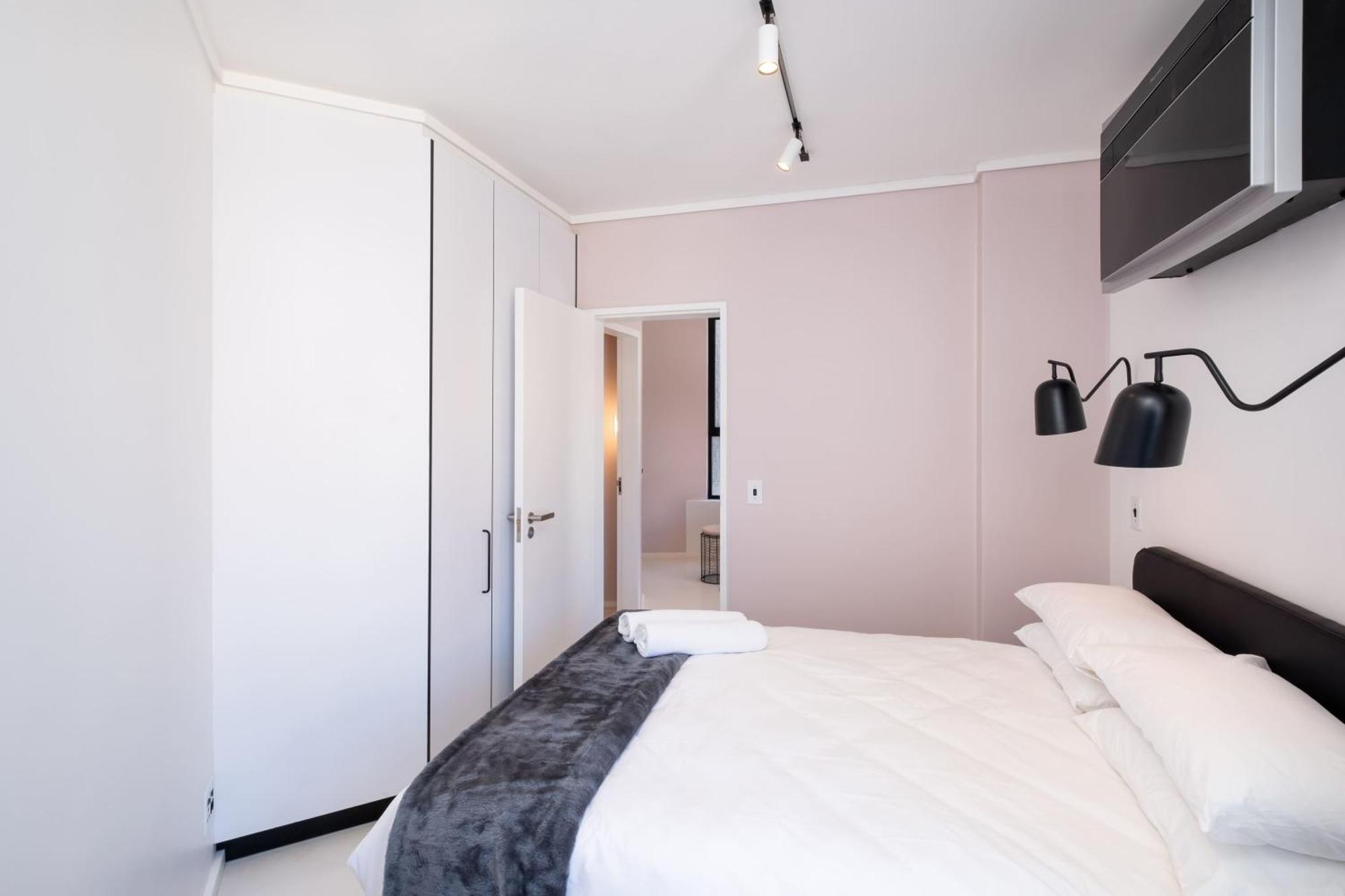 Flamingo 203: Sea Point Aprt With Mountain Views *